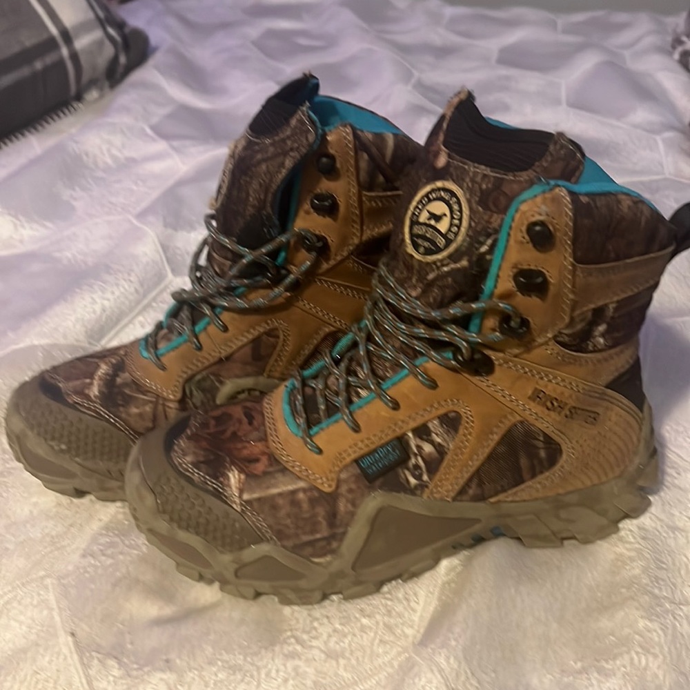 Really nice boots only worn a few times to small